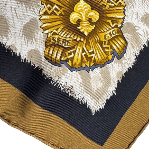 Vintage Hermes "Casques et Plumets" Silk Scarf Carre 90, by Julie Abadie in 1989 - Picture 4 of 8